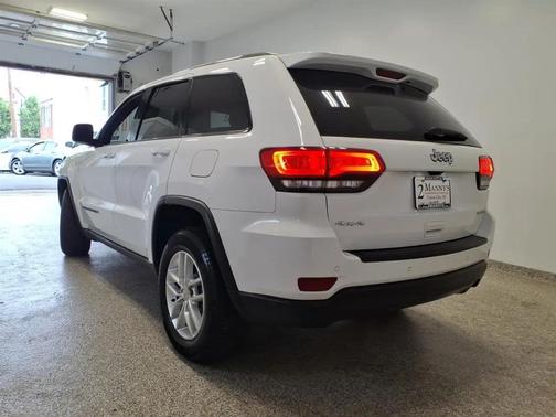Bright White Clearcoat 2018 Jeep Grand Cherokee Laredo E