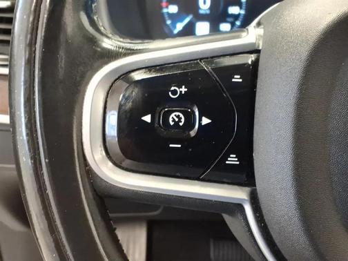 Bright Silver Metallic 2016 Volvo XC90 T6 Momentum