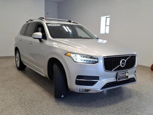 Bright Silver Metallic 2016 Volvo XC90 T6 Momentum