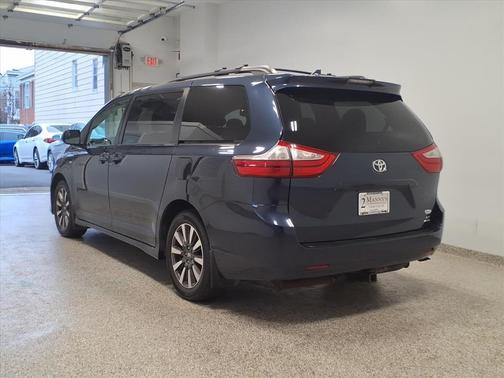 2018 Toyota Sienna LE