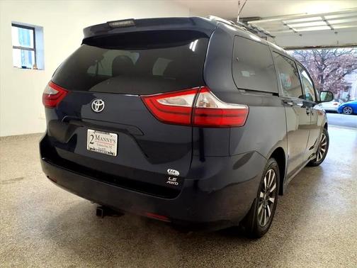 2018 Toyota Sienna LE