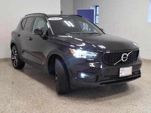 Onyx Black Metallic 2021 Volvo XC40 T5 R-Design