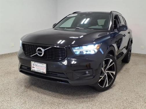 Onyx Black Metallic 2021 Volvo XC40 T5 R-Design