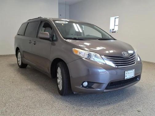 GRY 2013 Toyota Sienna XLE