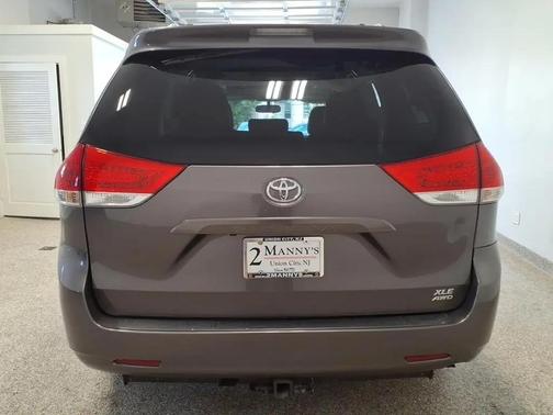 GRY 2013 Toyota Sienna XLE