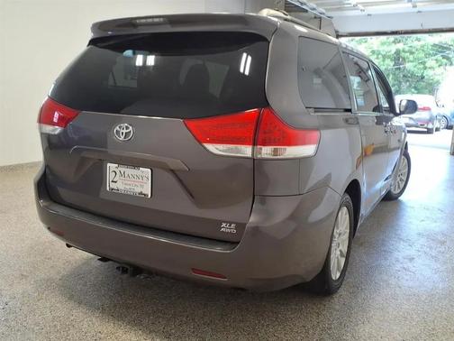 GRY 2013 Toyota Sienna XLE