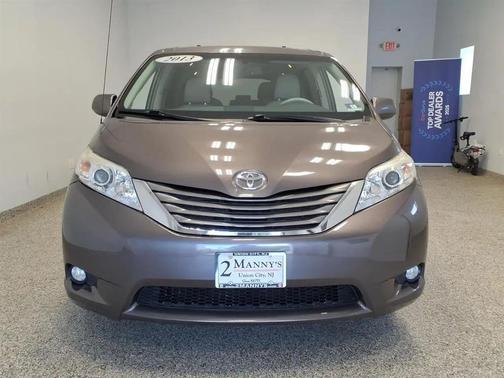 GRY 2013 Toyota Sienna XLE