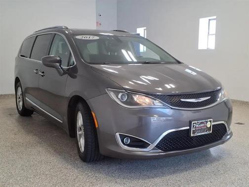 Granite Crystal Metallic Clearcoat 2017 Chrysler Pacifica Touring-L