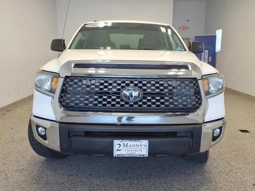 SUPER WHITE 2018 Toyota Tundra SR5