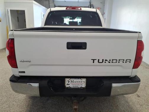 SUPER WHITE 2018 Toyota Tundra SR5