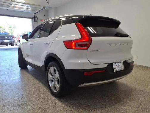 Ice White 2020 Volvo XC40 T5 Momentum