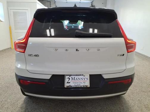 Ice White 2020 Volvo XC40 T5 Momentum