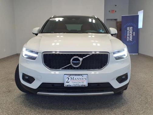 Ice White 2020 Volvo XC40 T5 Momentum