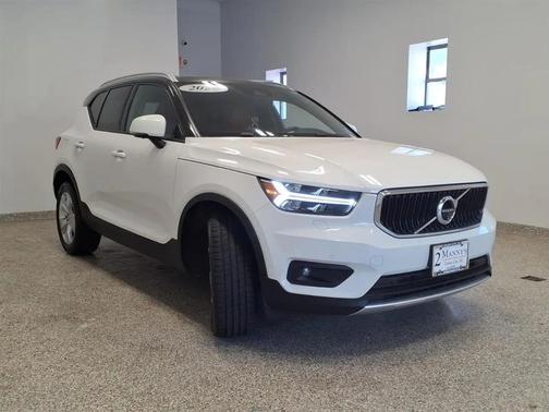 Ice White 2020 Volvo XC40 T5 Momentum