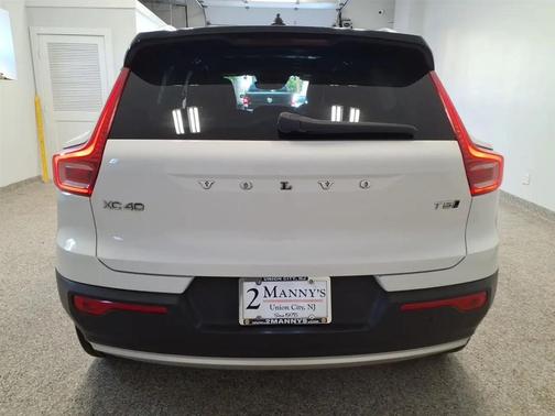 Ice White 2020 Volvo XC40 T5 Momentum