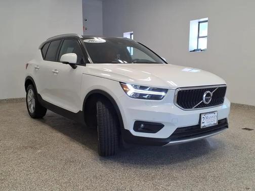 Ice White 2020 Volvo XC40 T5 Momentum