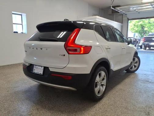 Ice White 2020 Volvo XC40 T5 Momentum