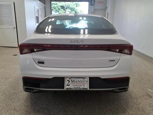 Glacial White Pearl 2022 Kia K5 LXS