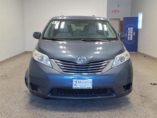 2017 Toyota Sienna LE
