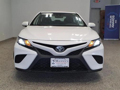 SUPER WHITE 2019 Toyota Camry SE
