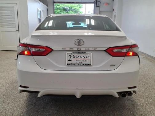 SUPER WHITE 2019 Toyota Camry SE