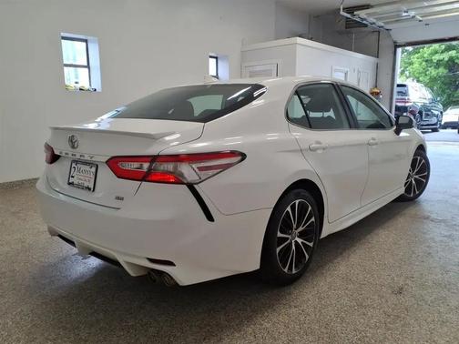 SUPER WHITE 2019 Toyota Camry SE