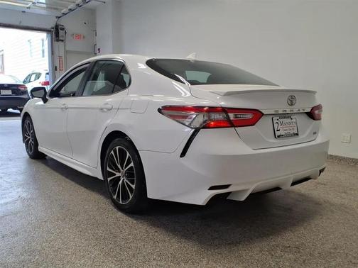 SUPER WHITE 2019 Toyota Camry SE