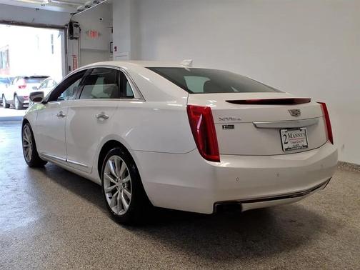 CRYSTAL WHITE TRICOAT 2016 Cadillac XTS Luxury