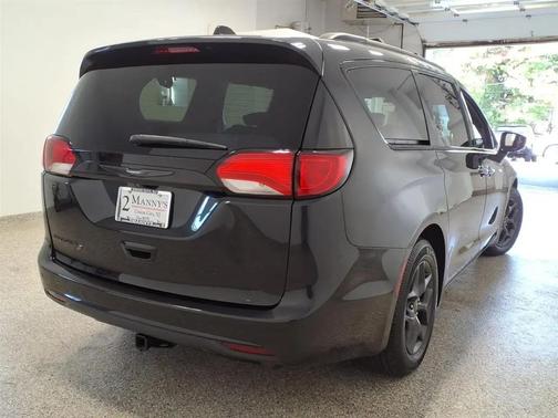 BLK 2018 Chrysler Pacifica Touring-L