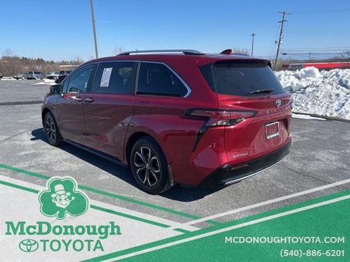 2025 Toyota Sienna Platinum