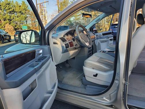 2009 Chrysler Town & Country Touring