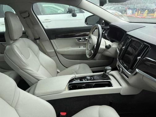 2017 Volvo S90 T5 Momentum