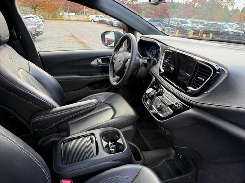 2023 Chrysler Pacifica Touring-L