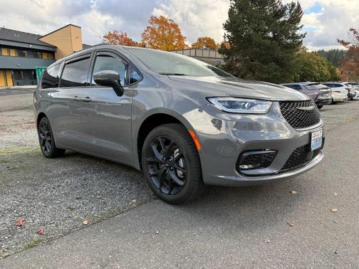2023 Chrysler Pacifica Touring-L