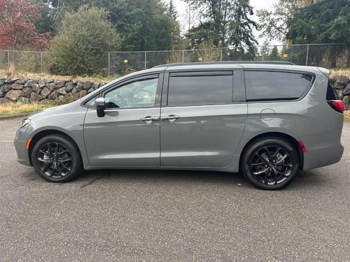 2023 Chrysler Pacifica Touring-L