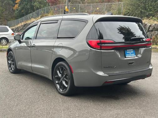 2023 Chrysler Pacifica Touring-L
