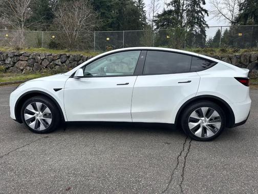 White 2024 Tesla Model Y Long Range