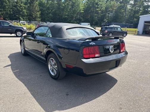 2005 Ford Mustang Deluxe