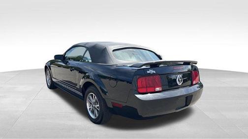 2005 Ford Mustang Deluxe