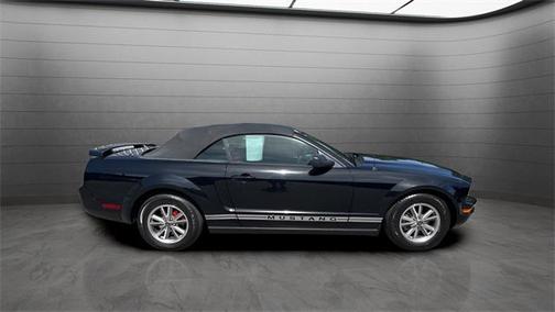 2005 Ford Mustang Deluxe