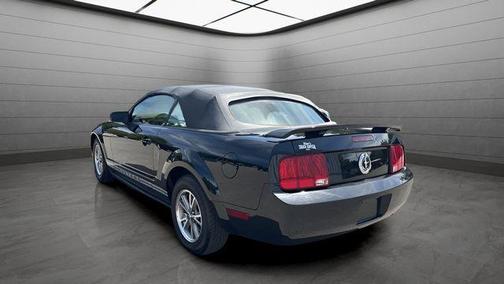 2005 Ford Mustang Deluxe