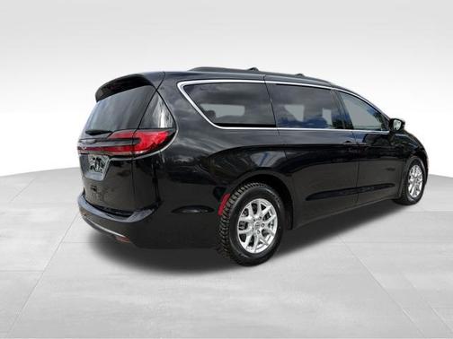 Brilliant Black Crystal Pearlcoat 2022 Chrysler Pacifica Touring L