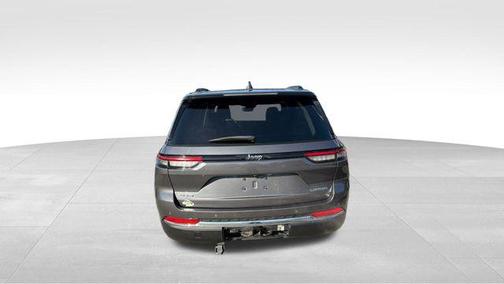 Baltic Gray Metallic Clearcoat 2023 Jeep Grand Cherokee Laredo
