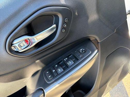 Bright White Clearcoat 2019 Jeep Cherokee Limited