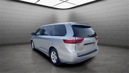 2020 Toyota Sienna SE