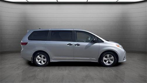 2020 Toyota Sienna SE
