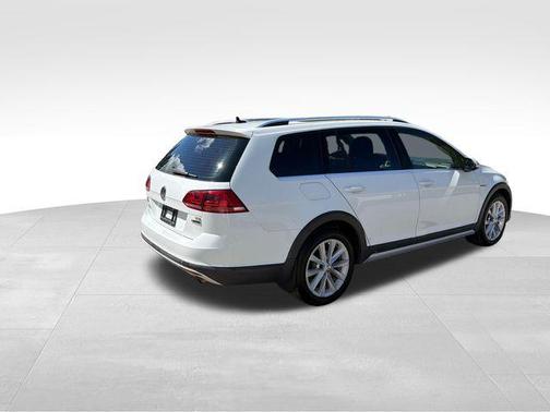 Pure White 2017 Volkswagen Golf Alltrack TSI SE