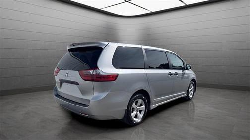 2020 Toyota Sienna SE