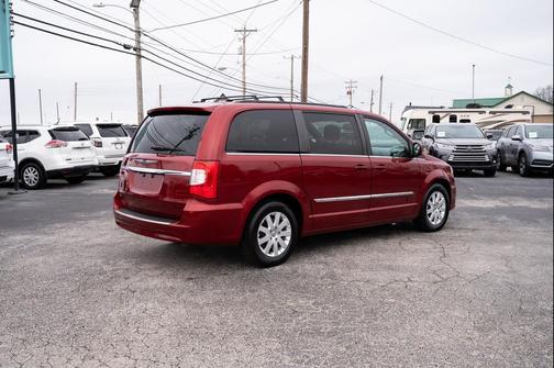 2016 Chrysler Town & Country Touring