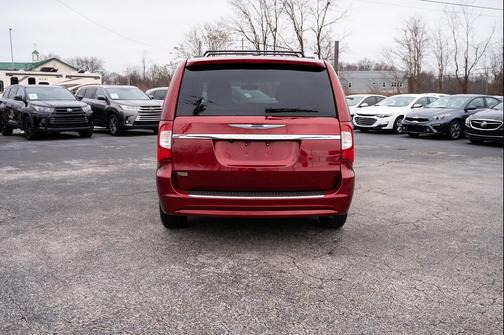 2016 Chrysler Town & Country Touring